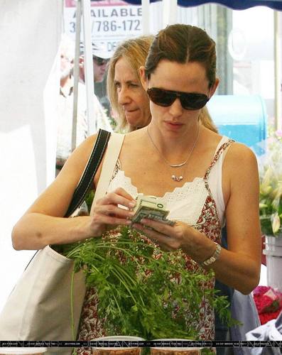  Jen took बैंगनी, वायलेट And Seraphina To The Farmer’s Market!
