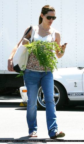  Jen took tolet, violet And Seraphina To The Farmer’s Market!