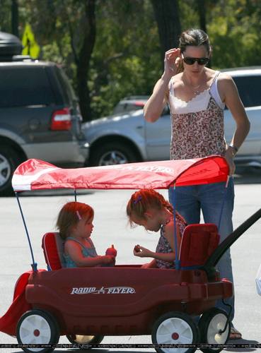  Jen took tolet, violet And Seraphina To The Farmer’s Market!