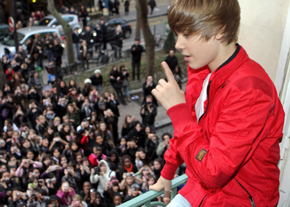  Justin looks good in red ;D