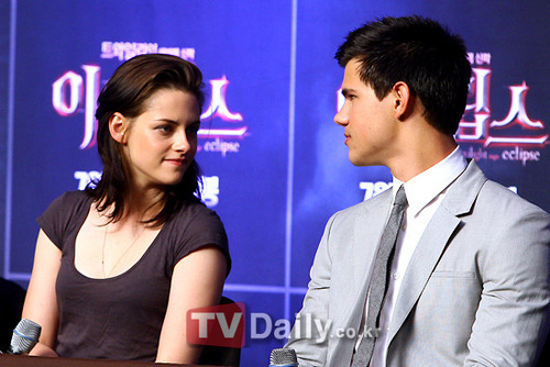  Kristen and Taylor at the Korea Press Conference