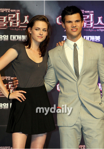  Kristen and Taylor at the Korea Press Conference