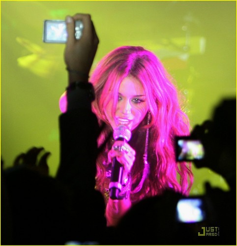  Miley Perfoming in Paris