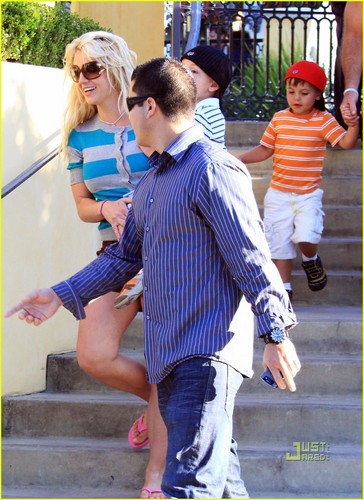  Britney Spears: Johnny Rockets Family Fun (4/6/2010)