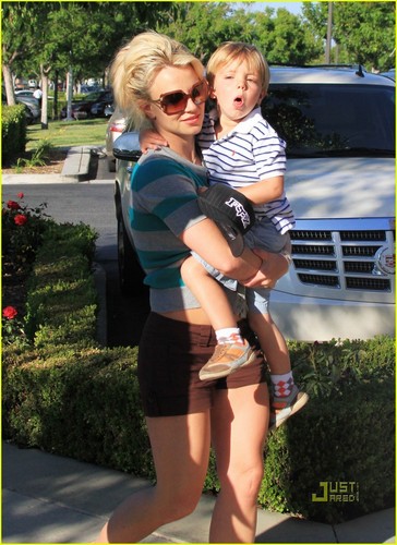  Britney Spears: Johnny Rockets Family Fun (4/6/2010)