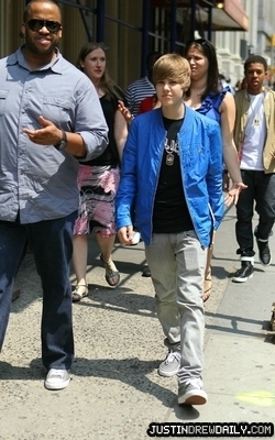  Candids > 2010 > At Florist in New York (3rd June, 2010)