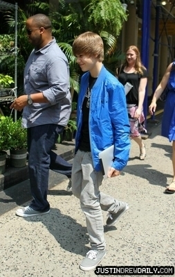 Candids > 2010 > At Florist in New York (3rd June, 2010)