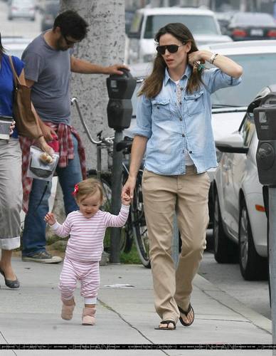  Jen and Seraphina Out For a Walk!