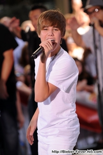  Justin Bieber Live at Today 显示 Performs
