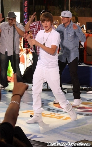 Justin Bieber Live at Today Show Performs