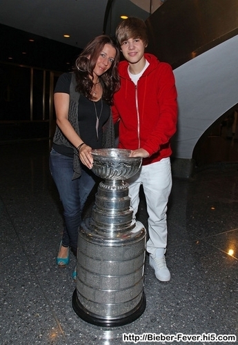  Justin Bieber Meets The Stanley Cup