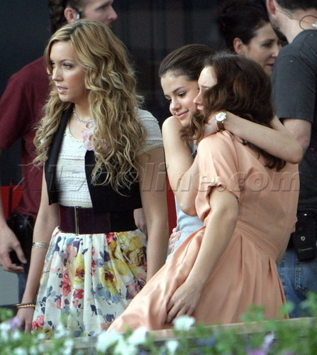 Katie, Selena, Leighton on set