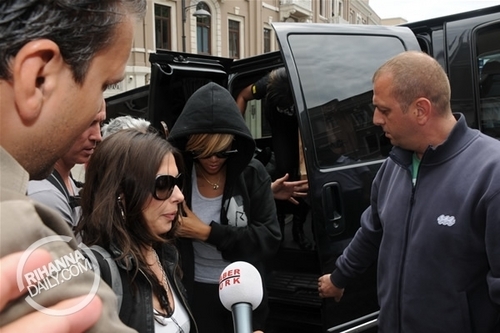  리한나 arrives at her hotel in Istanbul, Turkey - June 3, 2010