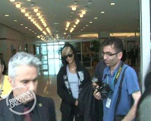  蕾哈娜 at an airport in Istanbul, Turkey - June 3, 2010