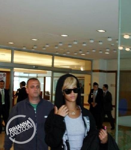  蕾哈娜 at an airport in Istanbul, Turkey - June 3, 2010