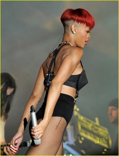 Rihanna's Red Hair -- HOT 또는 NOT?