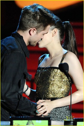  Robert Pattinson & Kristen Stewart: Best Kiss Couple