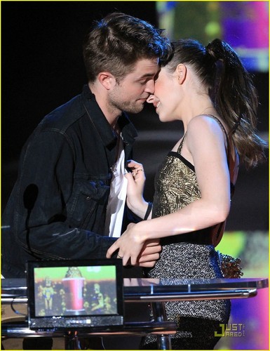Robert Pattinson & Kristen Stewart: Best Kiss Couple 