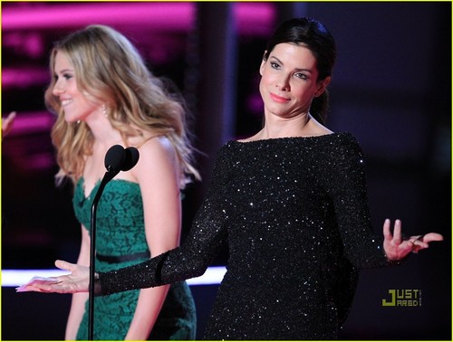  Sandra Bullock Kisses Scarlett Johansson During 音乐电视 Movie Awards