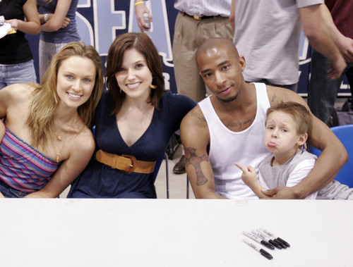  oth cast behind the scene