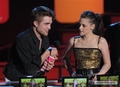 06.06.10: MTV Movie Awards - Show - robert-pattinson-and-kristen-stewart photo