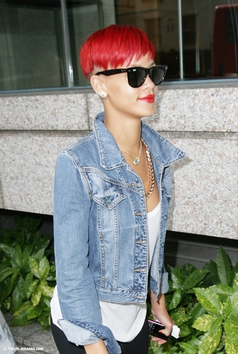  06-06 - rihanna out and about in Londres [HQ]