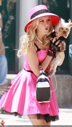  Ashley Tisdale: Pretty in berwarna merah muda, merah muda