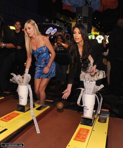  Kim @ 2010 Celebrity Skee Ball Tournament