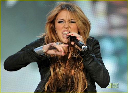  Miley Cyrus Makes musik in Madrid