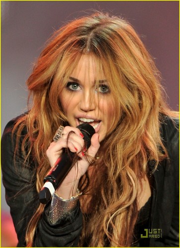  Miley Cyrus Makes موسیقی in Madrid