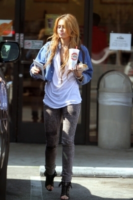  Miley Cyrus out at Robeks suco, suco de with Tish (6.10.10)