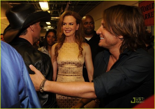  Nicole Kidman: Gorgeous In oro At CMT Awards