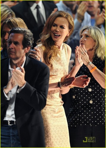  Nicole Kidman: Gorgeous In Gold At CMT Awards