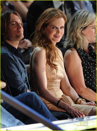  Nicole Kidman: Gorgeous In স্বর্ণ At CMT Awards