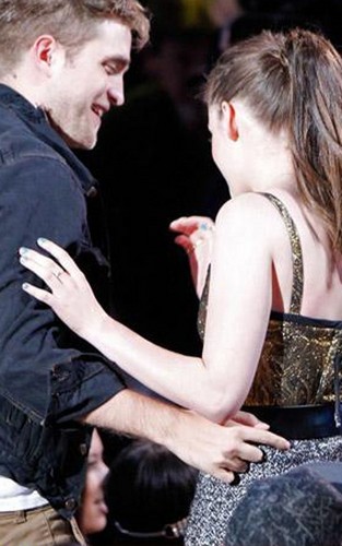  Robert Pattinson and Kristen Stewart at the 2010 엠티비 Movie Awards (June 6)
