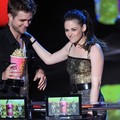 Robert Pattinson and Kristen Stewart at the 2010 MTV Movie Awards (June 6) - celebrity-couples photo