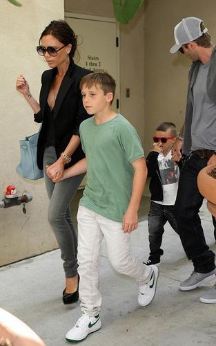  The Beckham family out in LA (May 15)