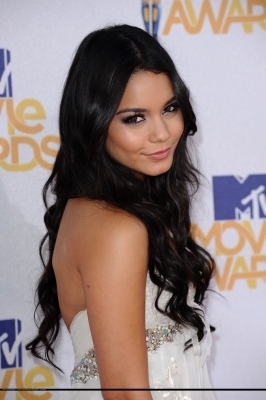  Vanessa Hudgens @ 2010 MTV Movie Awards