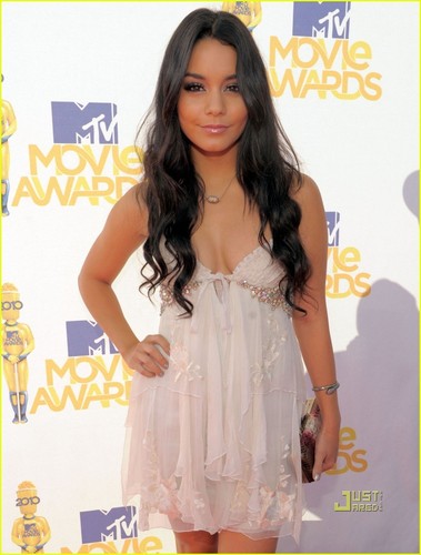  Vanessa Hudgens @ 2010 MTV Movie Awards