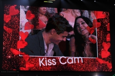  Zac & Vanessa - 2010 MTV Movie Awards キッス Cam