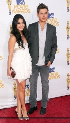  Zac & Vanessa @ 2010 এমটিভি Movie Awards
