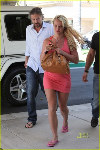  Britney Spears & Jason Trawick: Holding Hands!