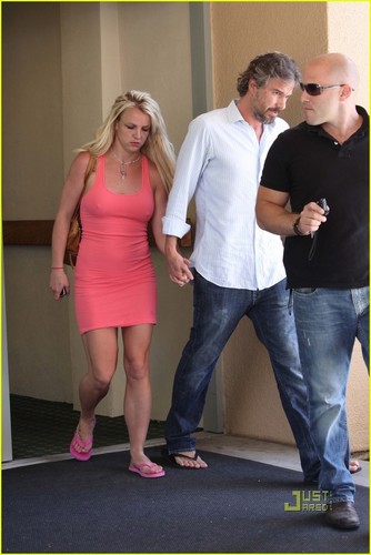 Britney Spears & Jason Trawick: Holding Hands!