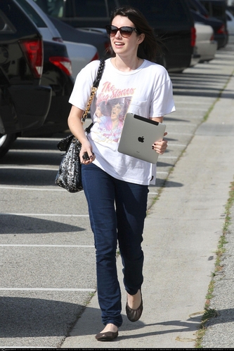  Emma leaving salon after dying hair