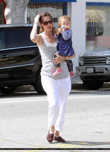  Jen Out With Seraphina After Taking بنفشی, وایلیٹ To School!