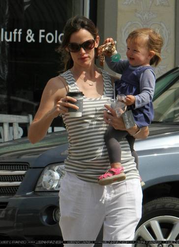  Jen Out With Seraphina After Taking बैंगनी, वायलेट To School!