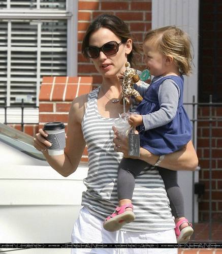  Jen Out With Seraphina After Taking बैंगनी, वायलेट To School!