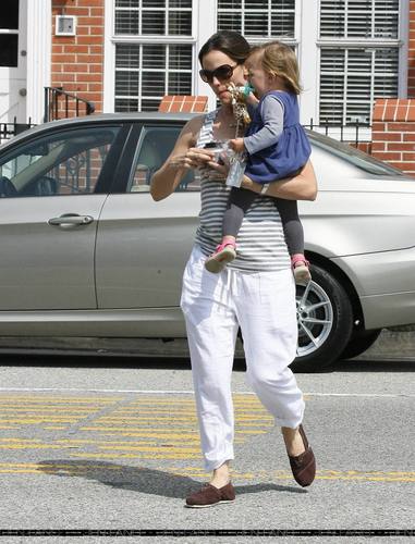 Jen Out With Seraphina After Taking Violet To School!