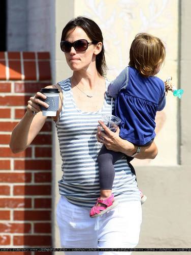  Jen Out With Seraphina After Taking фиолетовый To School!