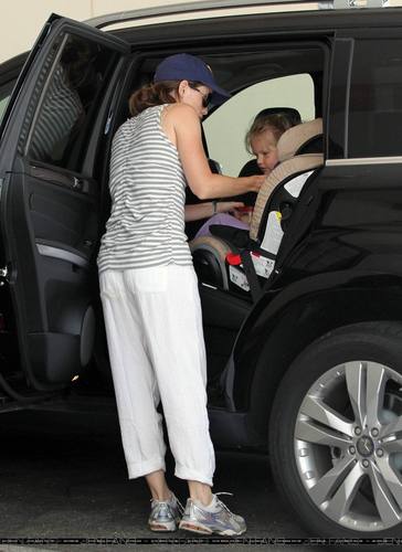  Jen Out With Seraphina After Taking màu tím To School!
